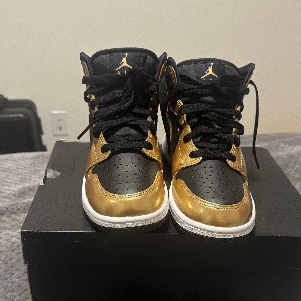 Air Jordan 1 Mid SE- Black Metallic Gold-White - Picture 4 of 4